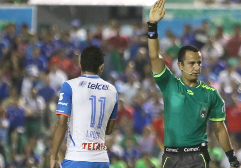 Eduardo Galván, árbitro del Cruz Azul vs. Jaguares 