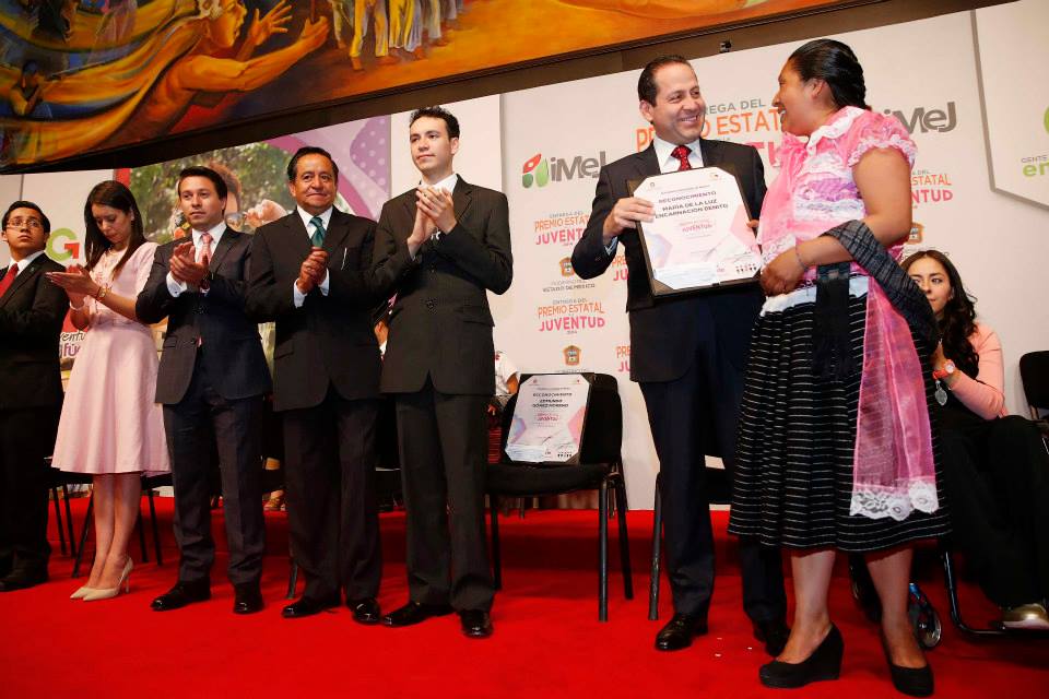 El gobernador entregó el premio juventud. 