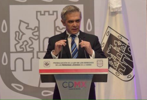El jefe de Gobierno del Distrito Federal, Miguel Ángel Mancera, encabezó un acto con motivo de la promulgación de la Ley de los Derechos de las Person