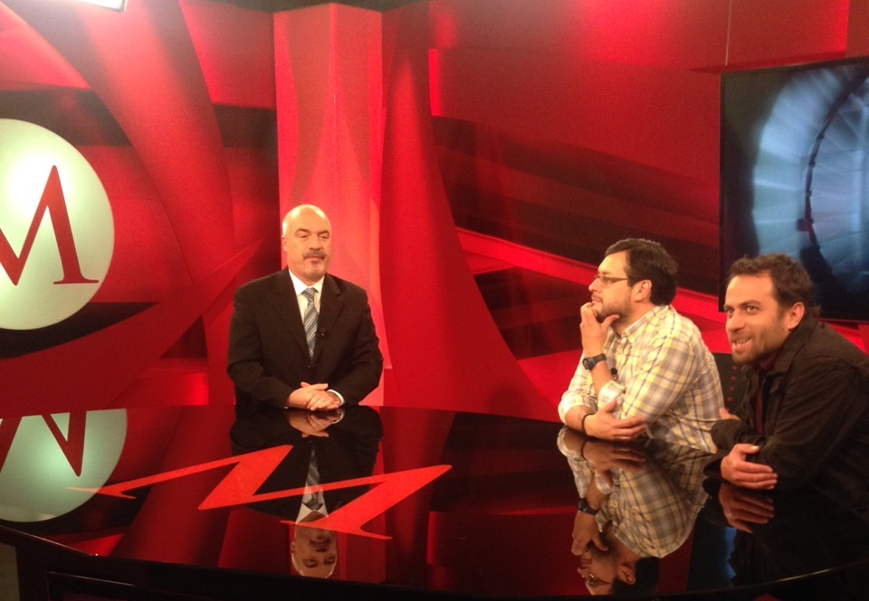 Jorge Alberto Gudiño y Maruan Soto durante la entrevista con Carlos Puig para el programa 'En 15'. 