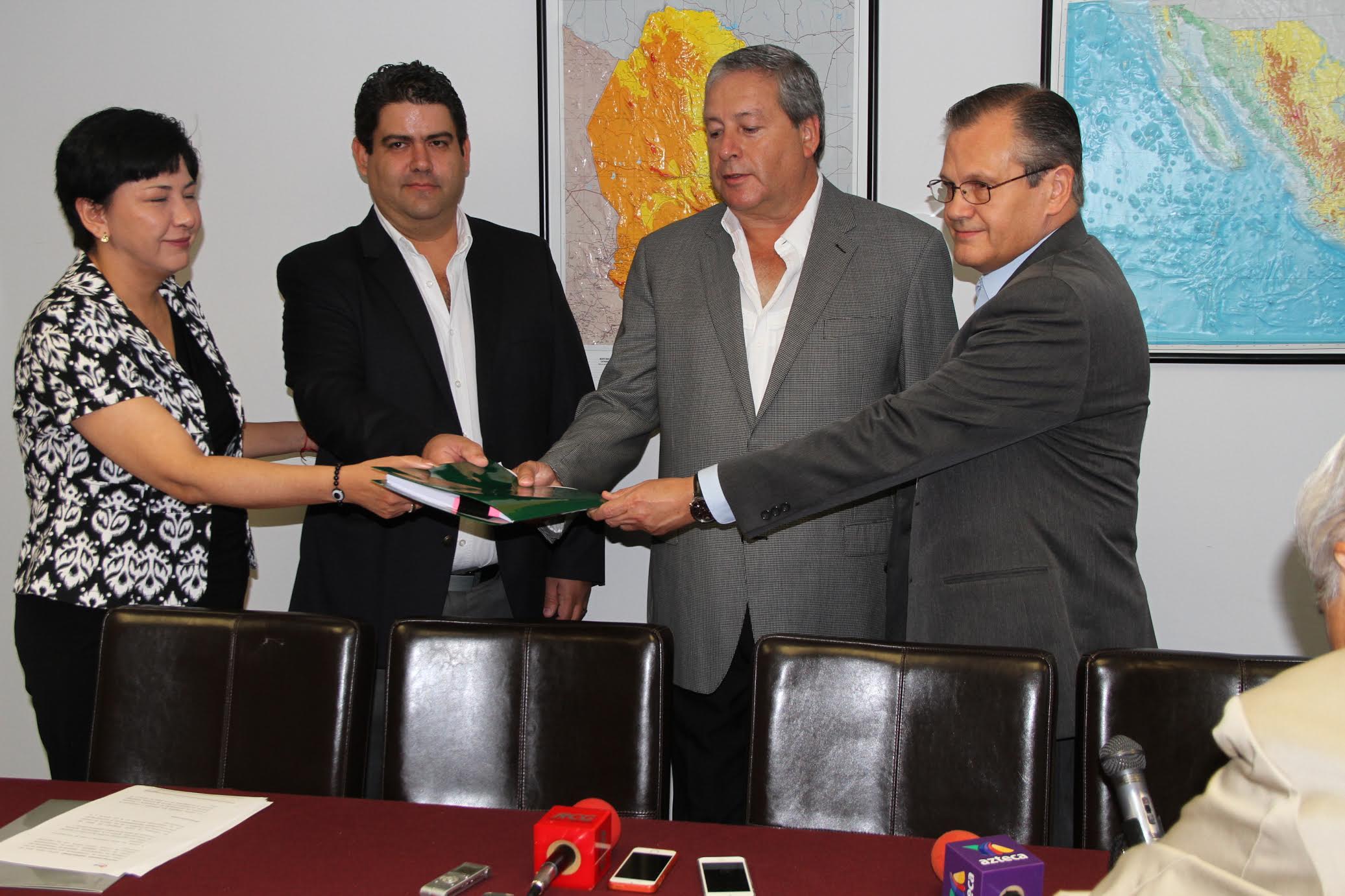 José María Fraustro Siller, presidente de la junta de Gobierno del Congreso, recibió la iniciativa.