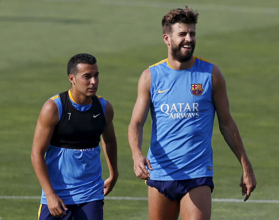 Piqué (der) en un entrenamiento del Barcelona