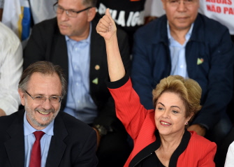 La presidenta de Brasil, Dilma Rousseff, saluda durante el encuentro con los movimientos sociales, en el palacio de Planalto, en Brasilia