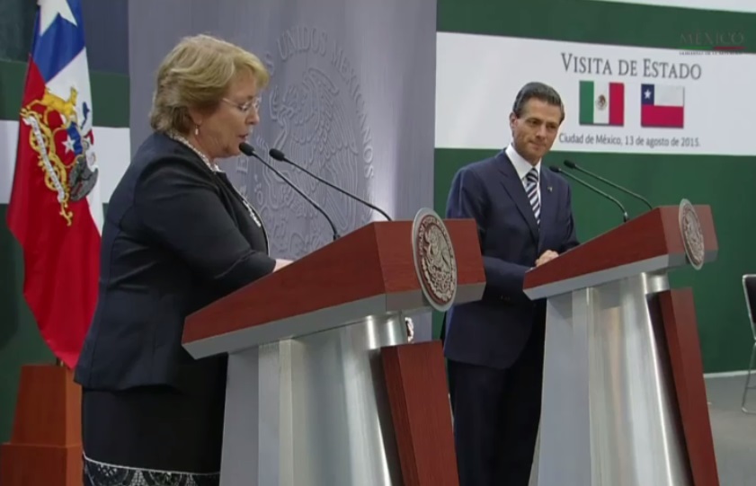 El presidente Enrique Peña Nieto y la presidenta Michelle Bachelet en su mensaje a medios de comunicación en Los Pinos.