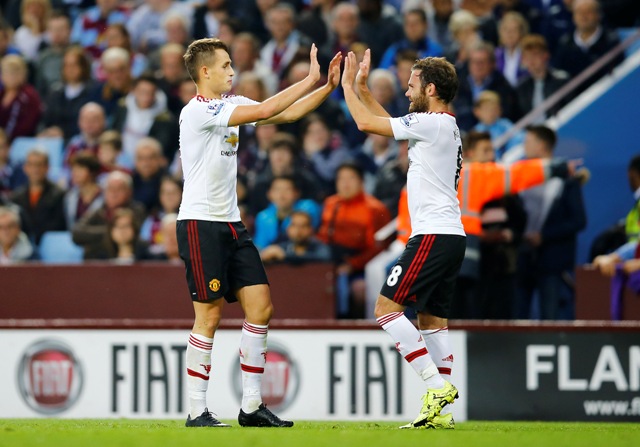 Adnan Januzaj y Juan Mata, celebran el gol del Manchester United