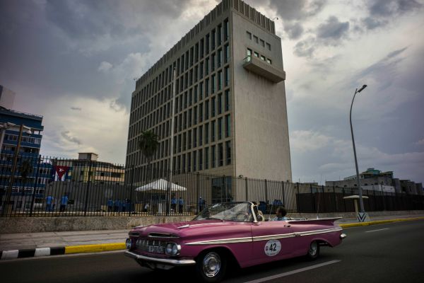 Los antiguos autos estadunidenses nunca dejaron de circular por las calles de la isla.