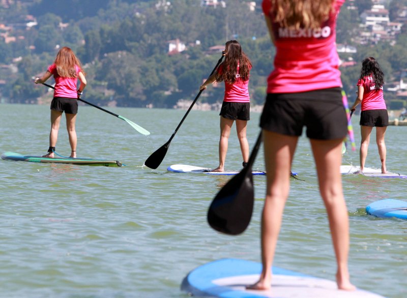 Las chicas en busca del movimiento del agua en Valle de Bravo 