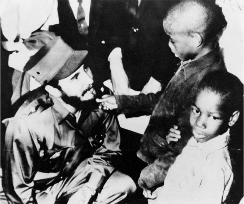 Fidel saluda en el Maridian Hill Park, en Washington a los niños McNeill (9) y a su hermano Gary (5).