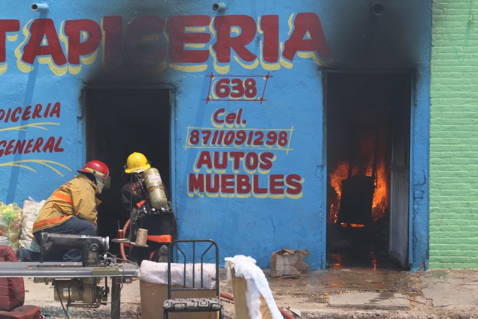 El fuego alcanzó a quemar el plafón y el aparato de aire de la vivienda aledaña.