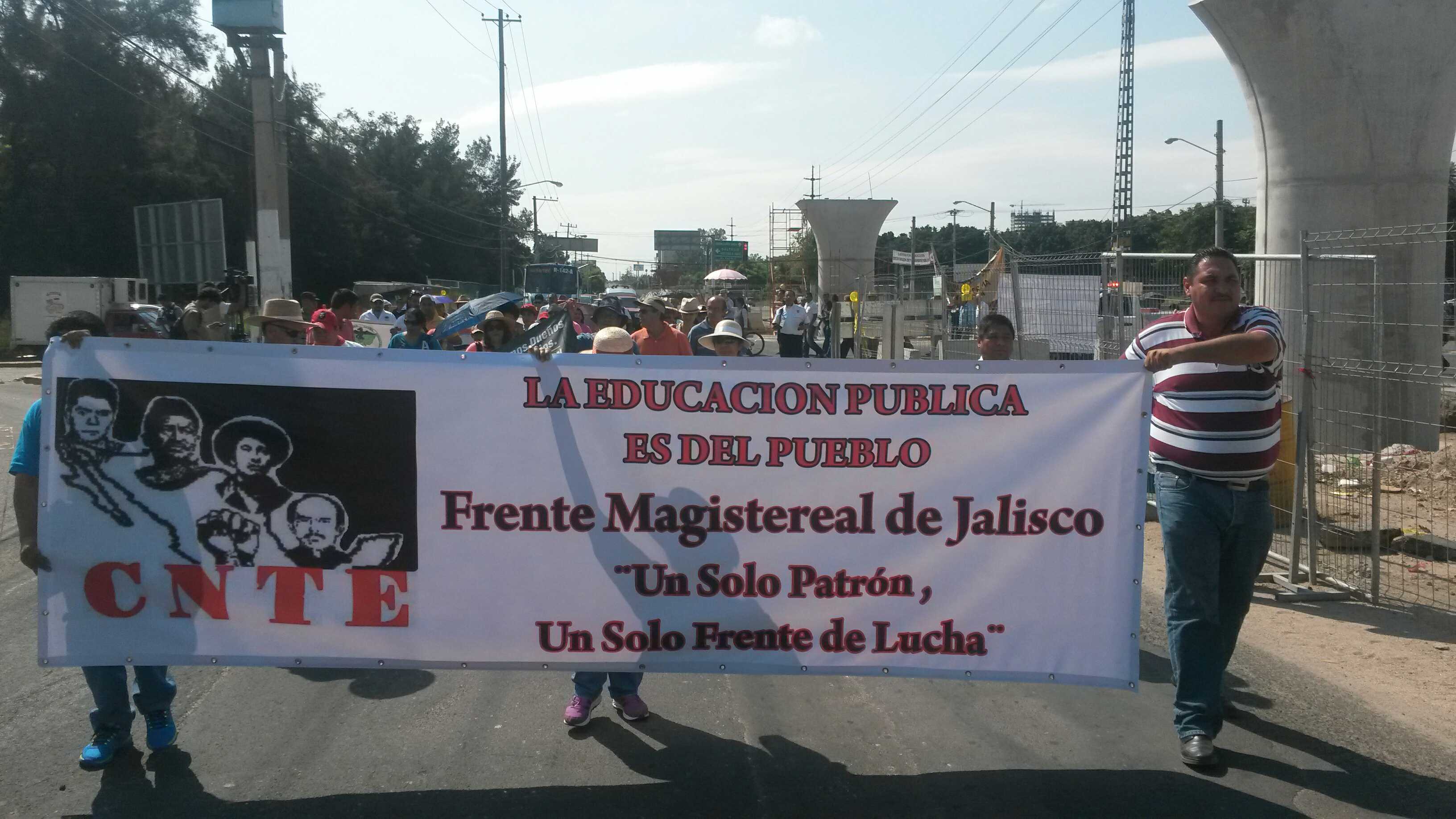 A gritos de "el maestro luchando también está enseñando", el contingente avanzó hacia la colonia Seattle por la avenida San Jorge.