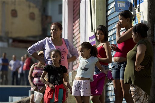 Vecinos del barrio de Osasco, en Sao Paulo, miran a un bar donde al menos diez personas fueron asesinadas anoche 
