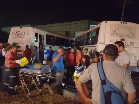 De los 20 lesionados, sólo cuatro presentan heridas de consideración, entre ellos los choferes.