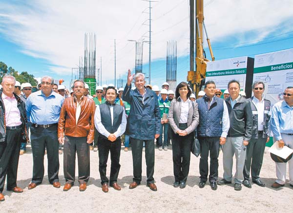 Funcionarios de la SCT y del gobierno del Estado de México, recorren obras del tren rápido.