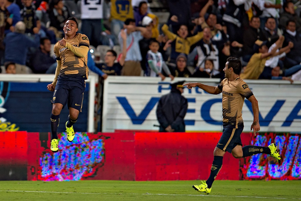 Javier Cortés celebra el gol del triunfo para Pumas 