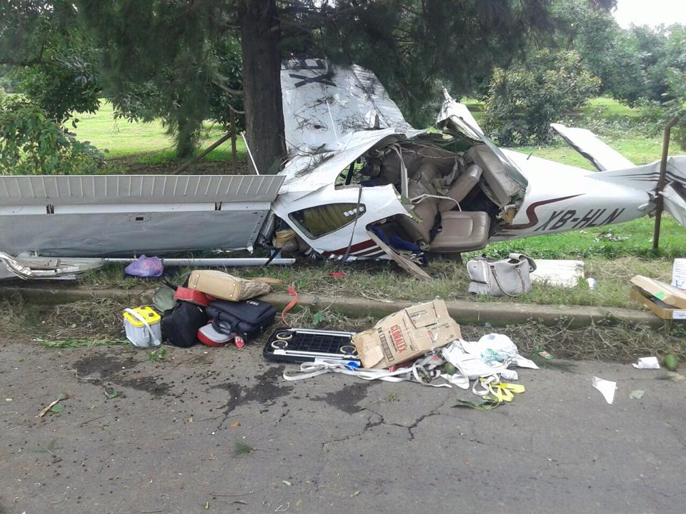 La avioneta se desplomó cerca de las 15:00 horas en el libramiento de Uruapan.