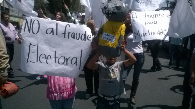 Los simpatizantes de Morena se reunieron en la Plaza San Matías, ubicada sobre Calzada de La Viga esquina con Avenida Santiago. Alrededor de cien pers