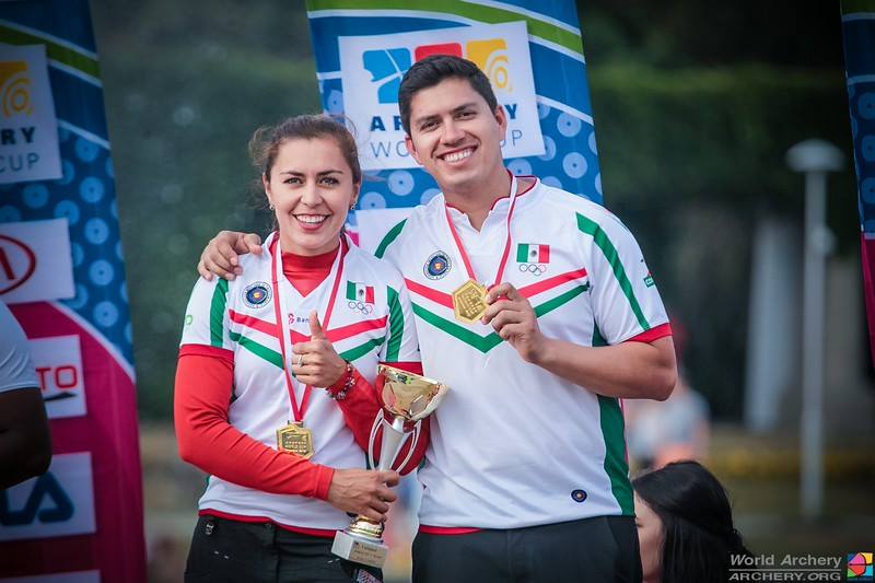 Aída Román  y Juan Rene Serrano con sus medallas 