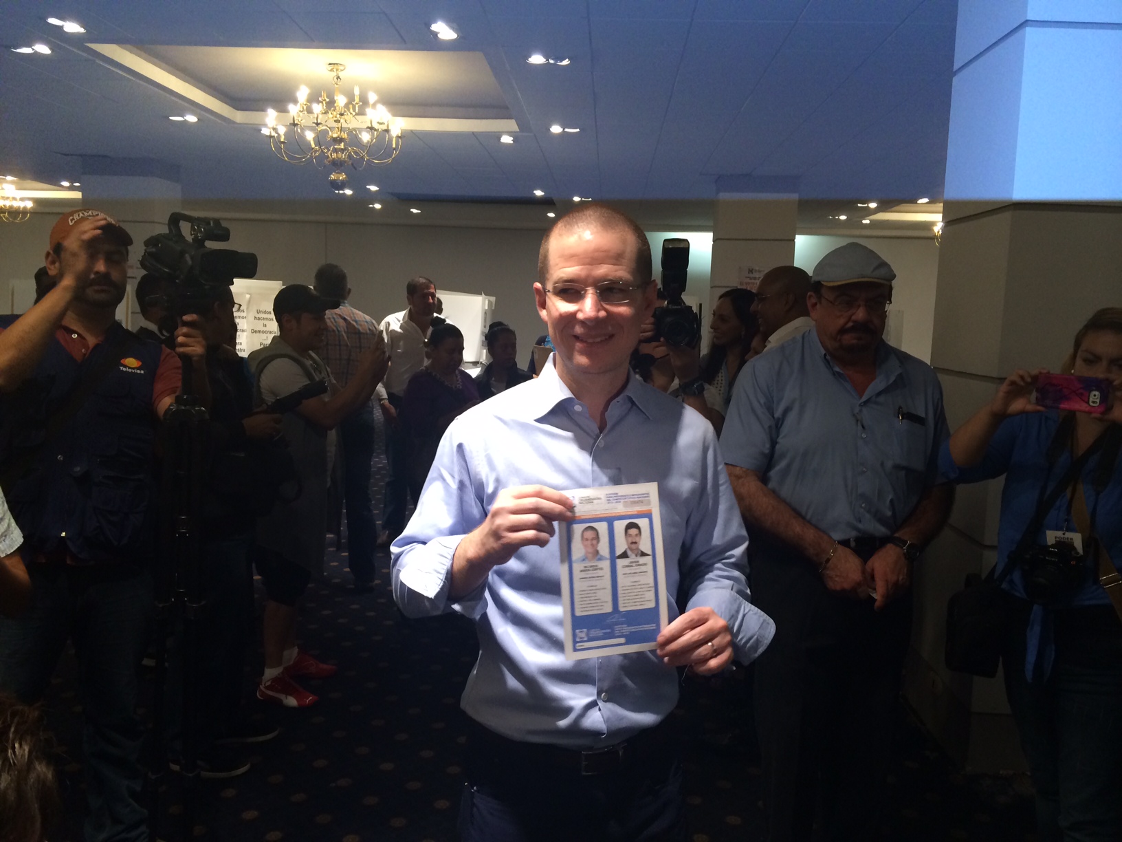 El candidato a la dirigencia nacional del PAN, Ricardo Anaya, emitió su voto en Querétaro.