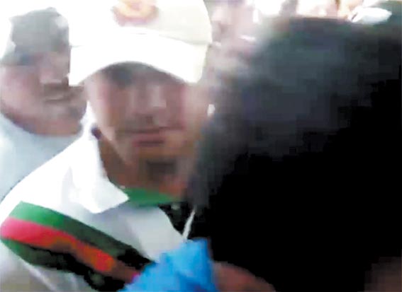 Cetegistas trataron de evitar que se tomaran imágenes de su líder. 