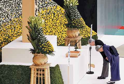 El emperador Akihito y la emperatriz Michiko visitaron el memorial en la capital japonesa.