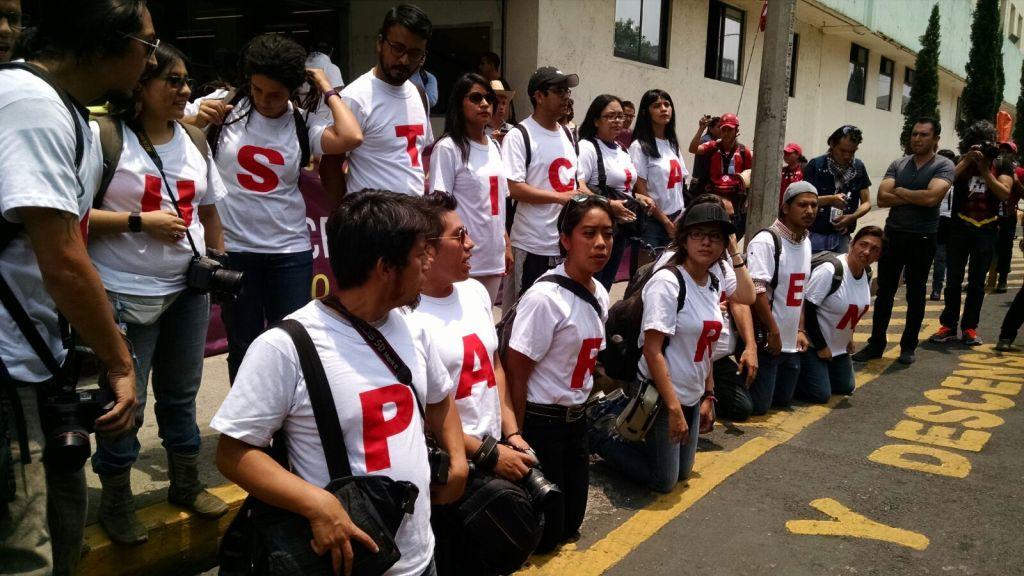 Estudiantes, organizaciones sociales y comunicadores pidieron se esclarezca a la brevedad el multihomicidio en la Narvarte.