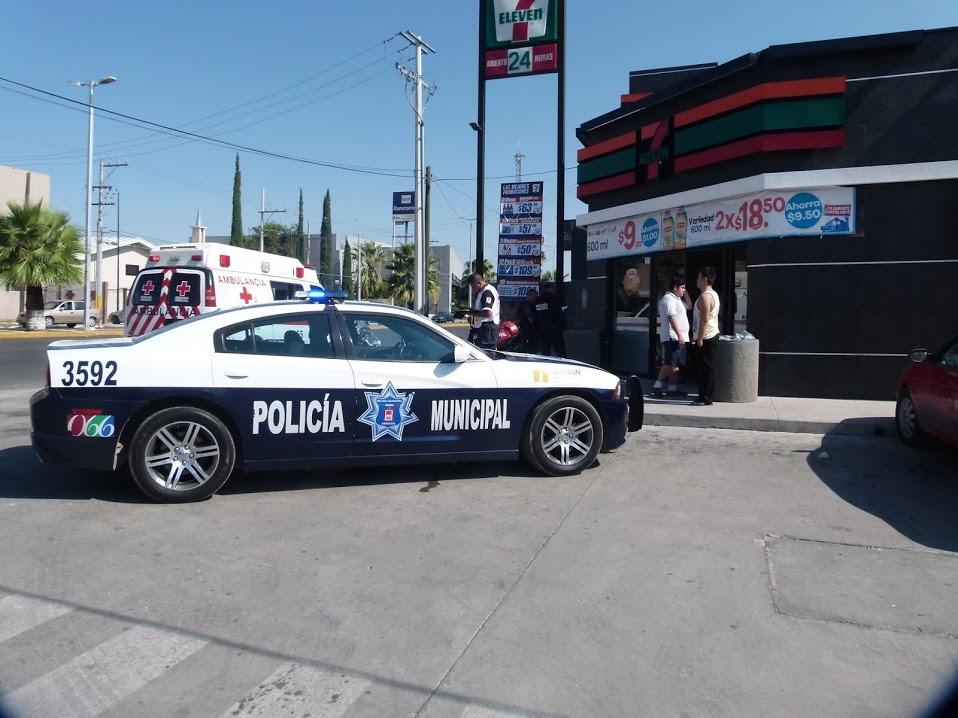 Ls ladrones se cubrían el rostro y portaban arma de fuego, ambos de complexión robusta, se desconoce si huyeron a bordo de algún vehículo.
