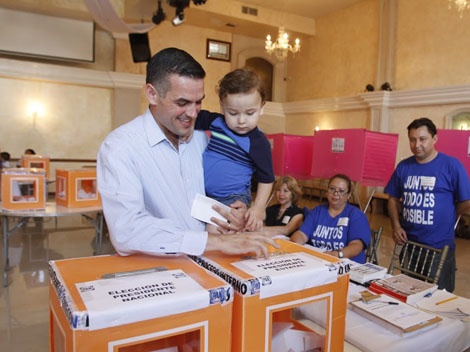 Mauro Guerra acudió junto a su hijo a emitir su voto. 