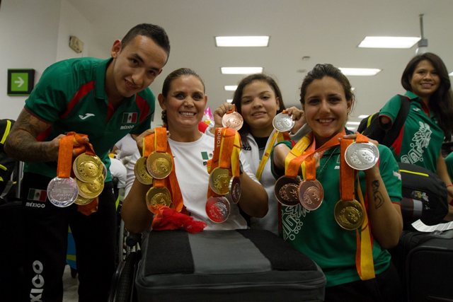 Medallistas parapanamericanos posan orgullosos con sus medallas