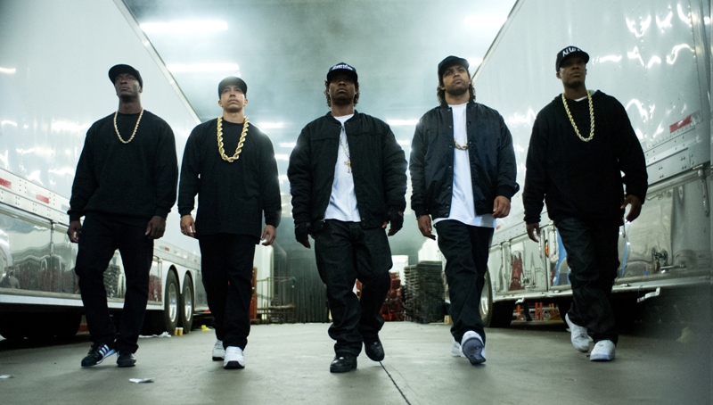 La película cuenta la historia del grupo NWA, de donde salieron estrellas como Ice Cube y Dr. Dre.
