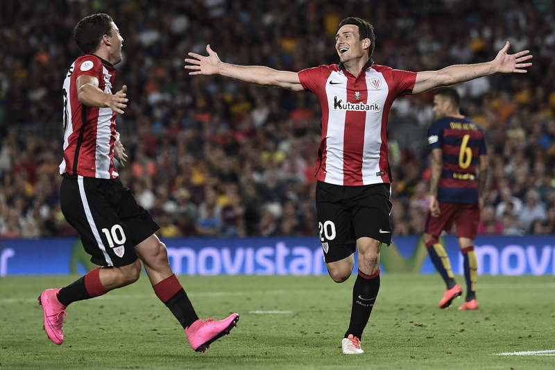 Aritz Aduriz celebra su gol 