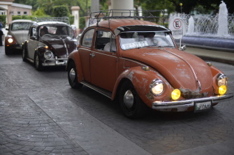 La caravana de "vochos" escoltó a José Mujica hasta su hotel en Ciudad de Guatemala