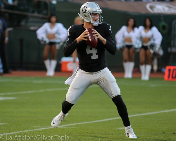Derek Carr, en la bolsa de protección de Oakland