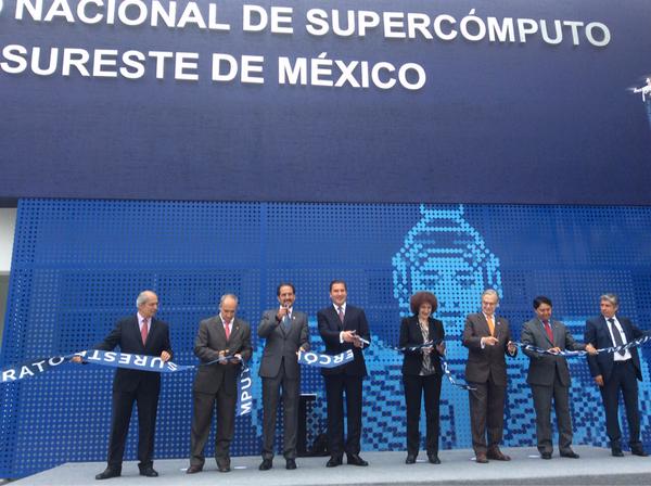 El gobernador durante la inauguración del laboratorio. 