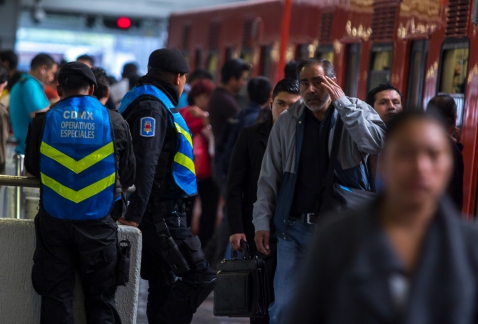 Elementos de Seguridad Pública capitalina despliegan un operativo especial para detectar y detener a "bocineros" en instalaciones del Metro.