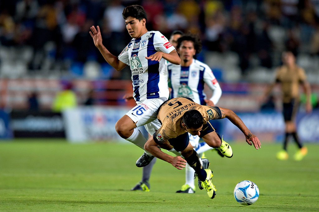 Erick Gutiérrez en el juego ante Pumas 