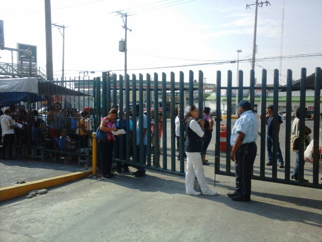 Las personas están a la espera de poder pasar y ver a sus familiares.