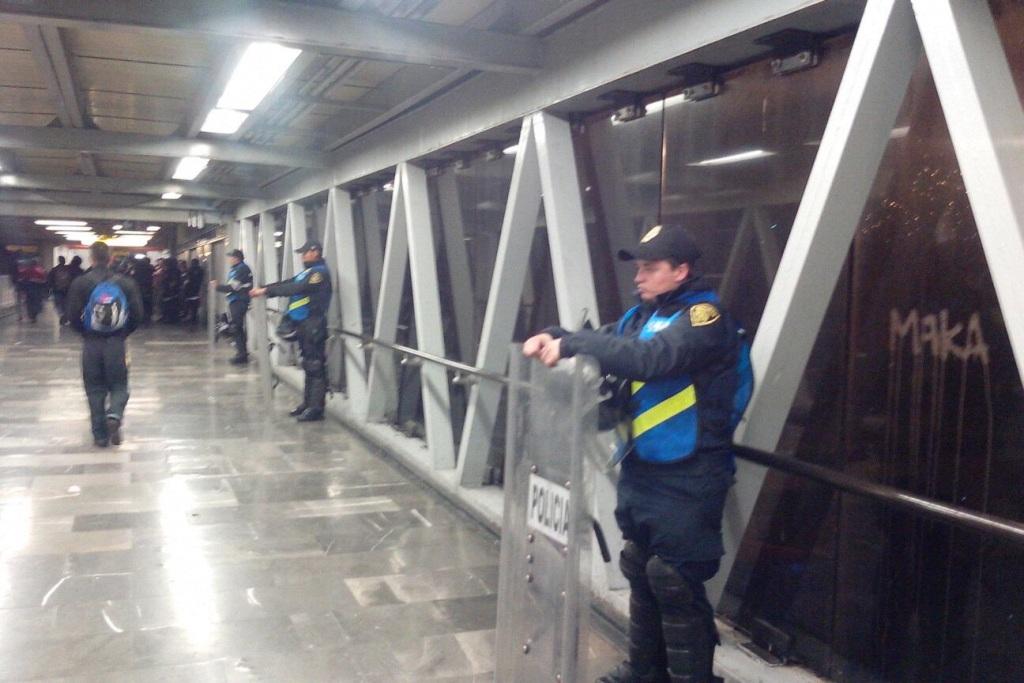 Los policías están en las entradas y torniquetes del STC Metro. 
