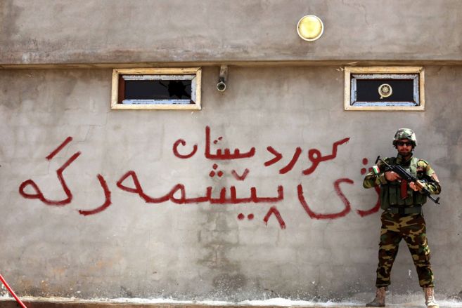 Un miliciano kurdo "peshmerga", en el monte Zardak, a 25 kilómetros de Mosul, ciudad en poder del Estado Islámico