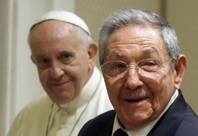 Raúl Castro (d) y el Papa Francisco, en la visita del líder cubano a la Santa Sede 