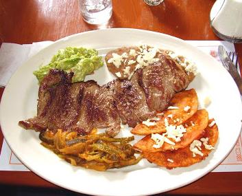 Se realiza la vigilancia de los expendios de comida.