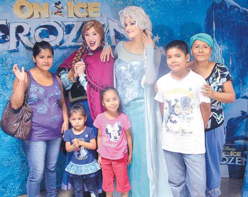 Se tomaron la foto con las protagonistas del musical.