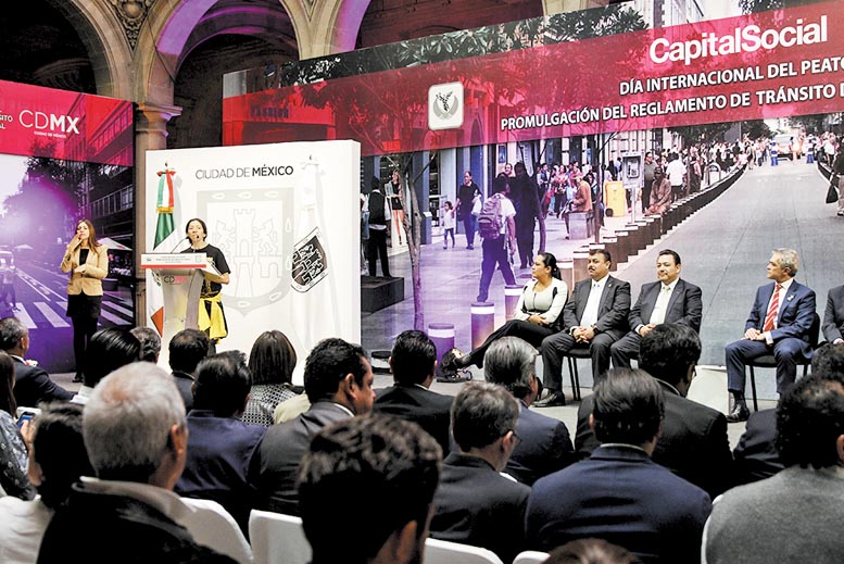 Autoridades capitalinas promulgaron ayer el nuevo Reglamento de Tránsito.
