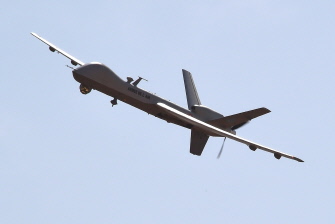 Un drone Reaper vuela sobre el aeropuerto militar Diori Hamani de Niamey, en Níger, como parte de la Operación Barkhane