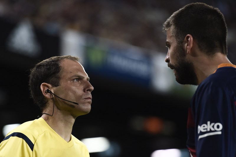 Gerard Piqué le reclamó al árbitro asistente