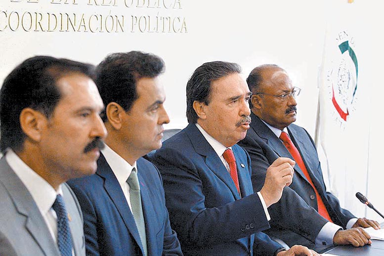 Legisladores del tricolor acompañaron a su coordinador en la conferencia de prensa.