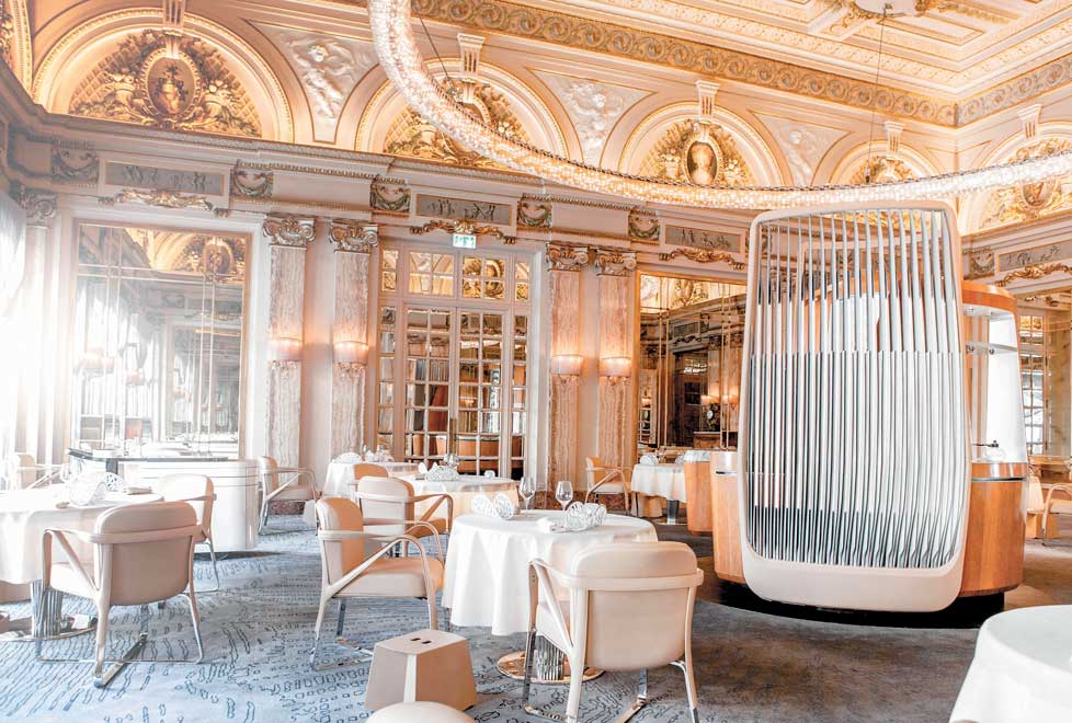 Si buscas tener una experiencia culinaria fascinante, nada mejor que sucumbir ante el encanto de Le Louis XV-Alain Ducasse. Su principal característic