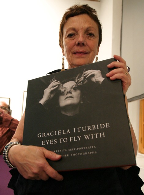 Graciela Iturbide durante la presentación de su libro "Ojos para volar"