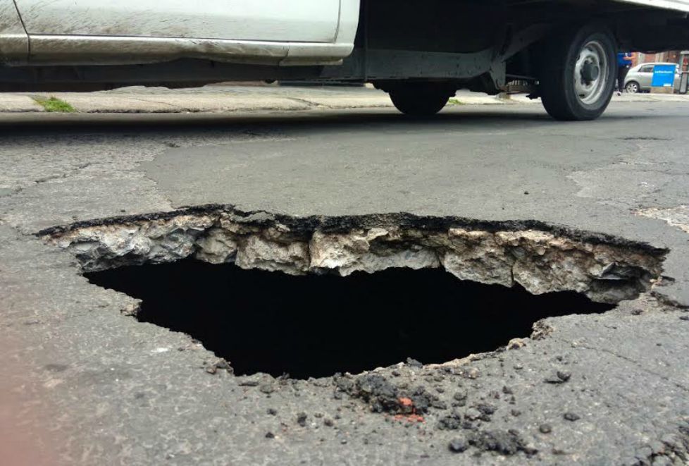 El hoyo se encuentra en la calle Gorrión poco antes de su cruce con la avenida 8 de Julio.