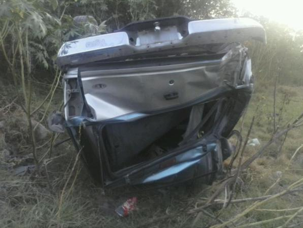 Luego de ser impactada por alcance, la camioneta sale de la carretera dando varias volteretas y termina en volcadura. 