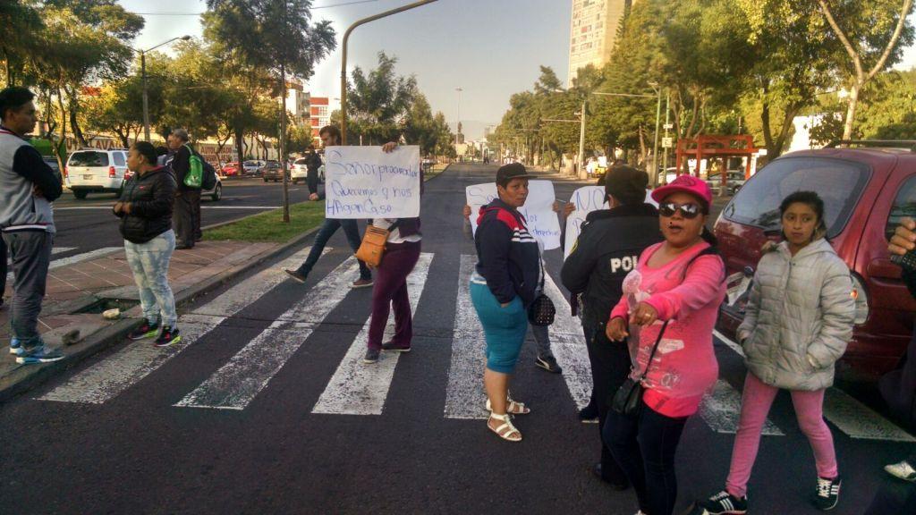 Los padres de los detenidos protestaron en Paseo de la Reforma a la altura de Tlatelolco. 